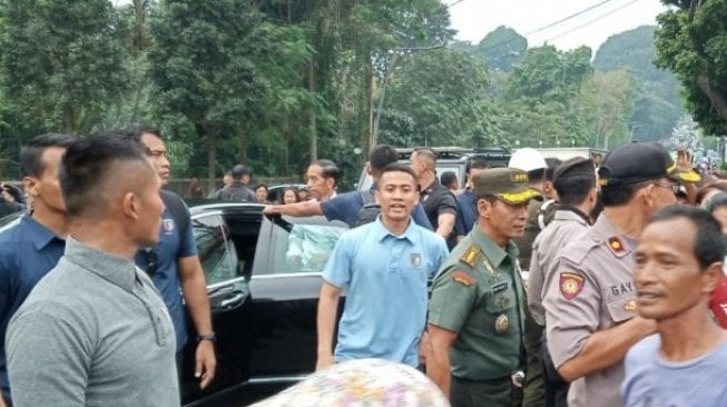 Jokowi Bagi-bagi Sembako dan Uang Rp 100 Ribu ke Warga Bogor