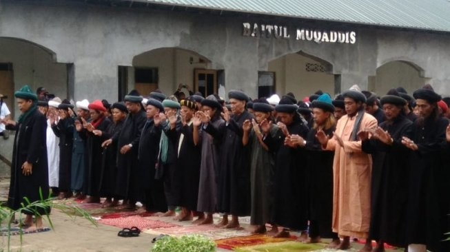 Jamaah An-Nadzir di Gowa Sulsel saat menggelar salat id. (antara)