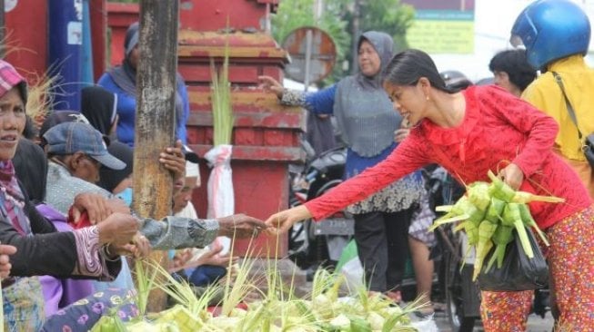 Pedagang ketupat janur kuning Lebaran. (Suara.com/Ambar Adam Iyasa)