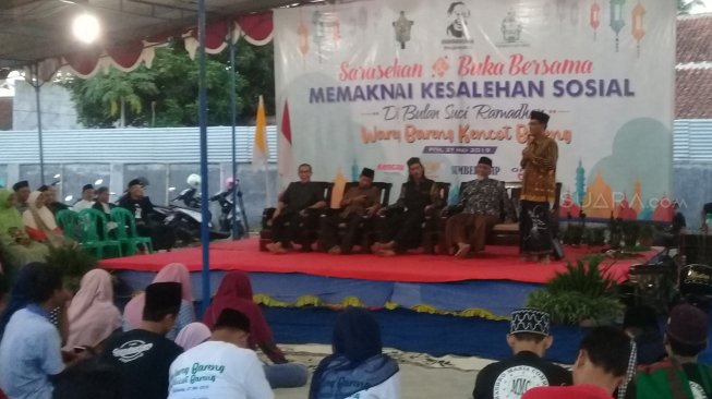 Pastor Bonifasius Abas alias Romo Boni (kiri), saat duduk bersama pembicara lainnya di Sarasehan dan Buka Bersama Memaknai Kesalehan Sosial, 27 Mei 2019, di Cilacap. [Suara.com / Teguh Lumbiria]