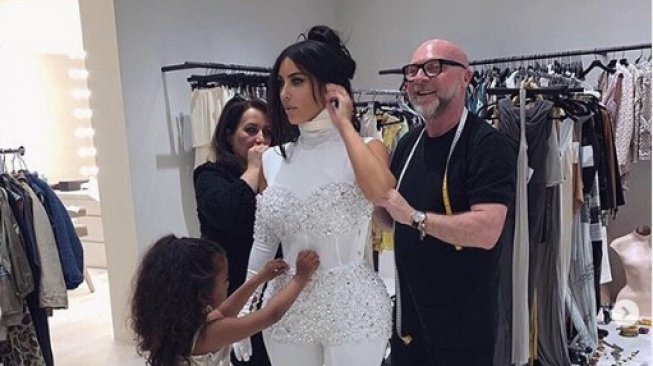 North West menata gaya Kim Kardashian. (Instagram/@kimkardashian)