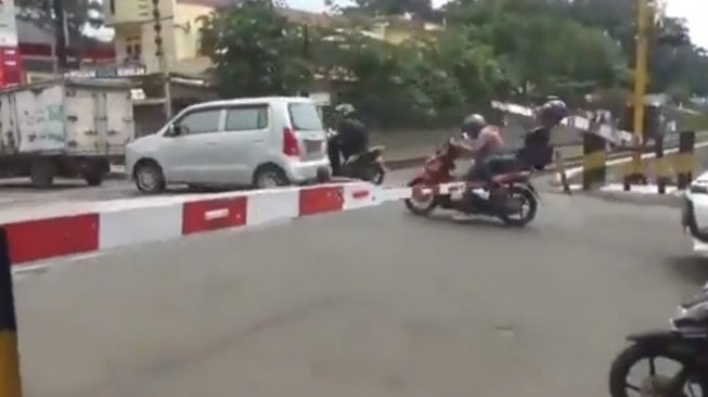 Tak Sabar dan Terobos Palang Pintu Kereta, Pengendara Motor Ini Terjengkang