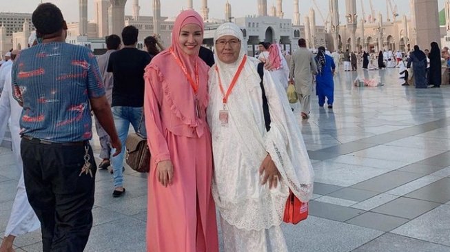 Anggia Chan saat menjalani ibadah umrah. [Instagram]