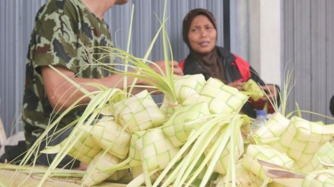 Rejeki Tiban Para Pembuat Ketupat Janur Kuning saat Lebaran