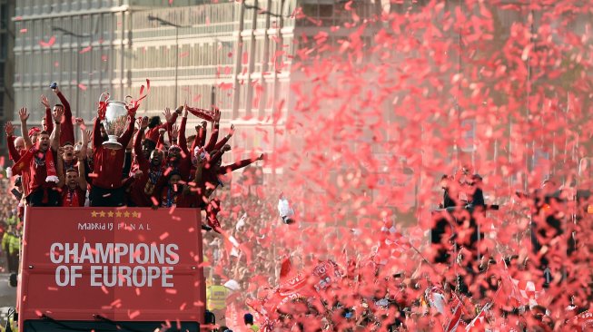 Para pemain Liverpool disambut ribuan penggemarnya saat parade juara Liga Champions dengan Bus terbuka di Liverpool, Inggris, Minggu (2/6). [Oli SCARFF / AFP]