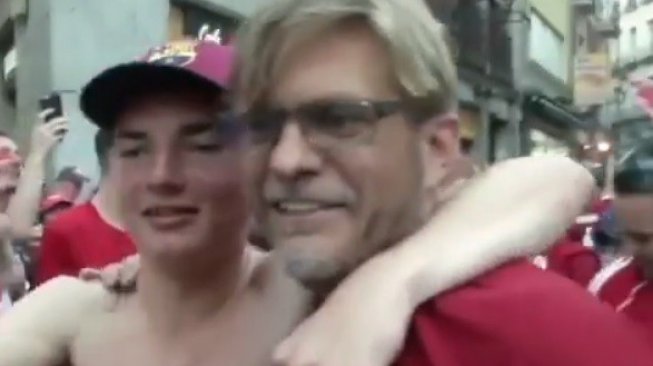 'Klopp' Turun Ke Jalan, Buat Ribuan Fans Liverpool di Madrid Pecah