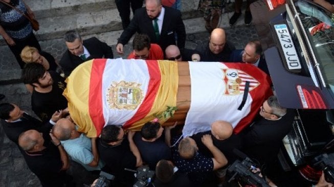 Prosesi pemakaman Jose Antonio Reyes di Utrera, Spanyol, Senin (3/6/2019). Reyes meninggal dunia akibat kecelakaan mobil yang terjadi di jalan raya A-376 di Alcala de Guadaira [AFP]