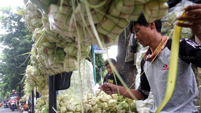 Penjual kulit ketupat musiman di sekitar Jalan RS Fatmawati, Pondok Labu, Jakarta Selatan, Senin (3/6). . [Suara.com/Arief Hermawan P]