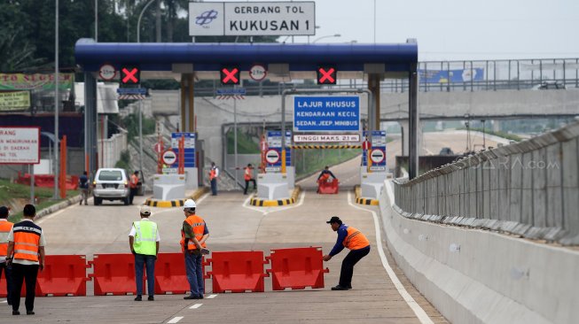 Suasana pengoperasian gerbang tol Kukusan 1, Depok, Jawa Barat, Senin (3/6). [Suara.com/Arief Hermawan P]
