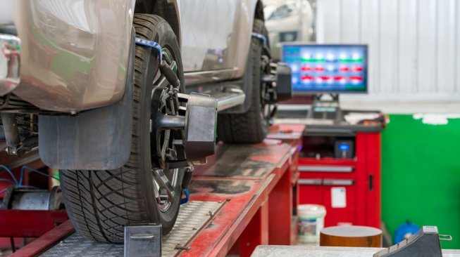 Proses pengetesan kondisi balancing pada mobil di bengkel secara computerized [Shutterstock].