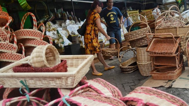 Penjual parsel di kawasan Cikini, Jakarta, Senin (4/5).[Suara.com/Muhaimin A Untung]