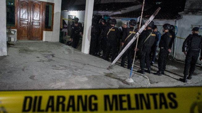 Penggeledahan rumah pelaku peledakan Pospam Kartasura di dusun Kranggan, Wirogunan, Kartasura, Sukoharjo, Jawa Tengah, Selasa (4/6) dini hari. [ANTARA FOTO/Mohammad Ayudha]