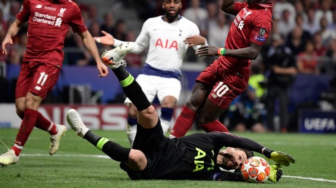 Kiper Tottenham Hotspur, Hugo Lloris mengamankan bola dari Penyerang Liverpool, Sadio Mane pada Final Liga Champions 2019 di Stadion Wanda Metropolitano, Madrid, Minggu (2/6/2019). (JAVIER SORIANO / AFP)