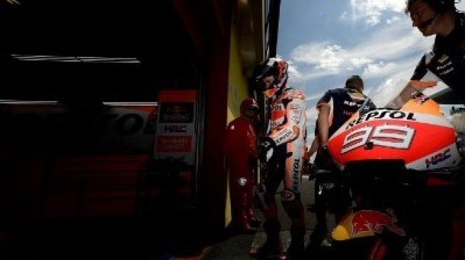 Pebalap Repsol Honda Jorge Lorenzo usai melakukan sesi latihan di MotoGP Italia di Filippo MONTEFORTE / AFP
