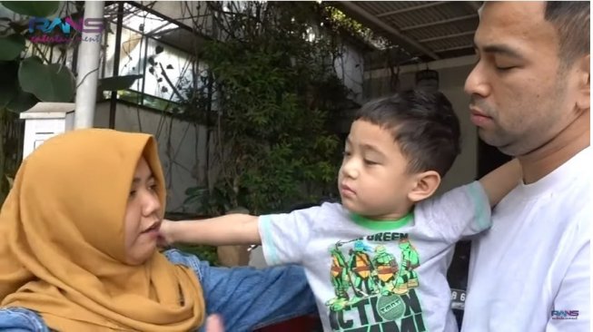 Rafathar Tak Henti Peluk dan Cium Pengasuhnya yang Akan Pulang Kampung