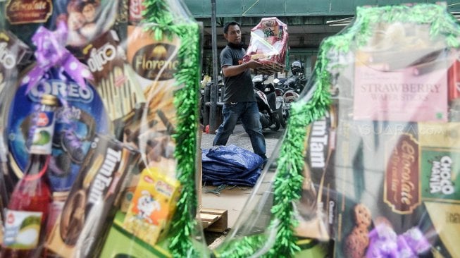 Penjual parsel di kawasan Cikini, Jakarta, Senin (4/5).[Suara.com/Muhaimin A Untung]