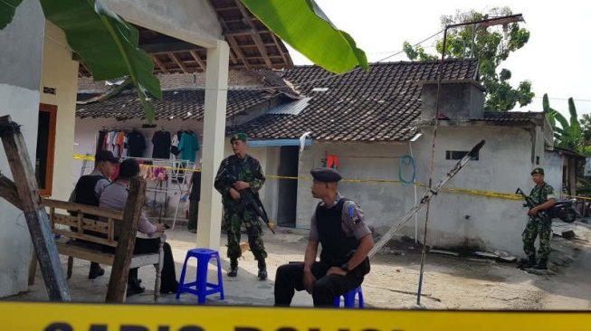 Rumah Rofik Asharudin, pelaku bom bunuh diri di Pos Pantau Polres Sukoharjo di simpang Kartasura, digaris polisi, Selasa (4/6/2019). (Antara)