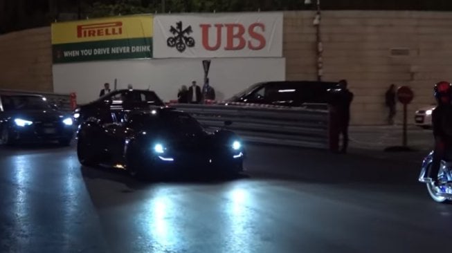 Lewis Hamilton menggeber mobil Pagani Zonda 760LH. (YouTube/SOL-Supercars of London)