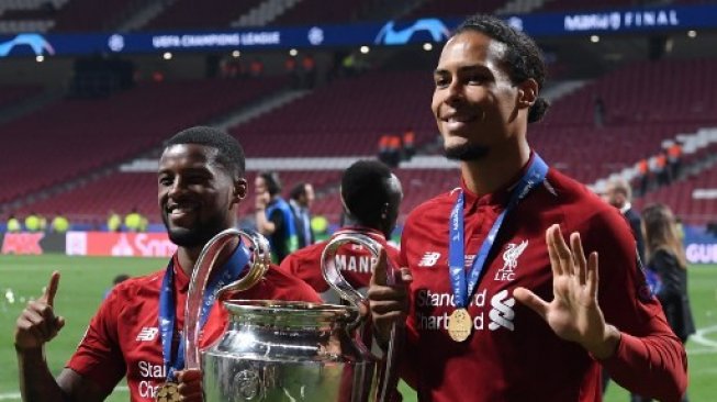 Dua penggawa Liverpool, Georginio Wijnaldum dan Virgil van Dijk sukses mengantarkan timnya meraih trofi Liga Champions. (PAUL ELLIS / AFP)