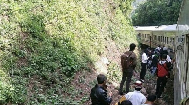 Kereta Purwokerto - Pasar Senen Anjlok di Bandung, Penumpang Terlantar