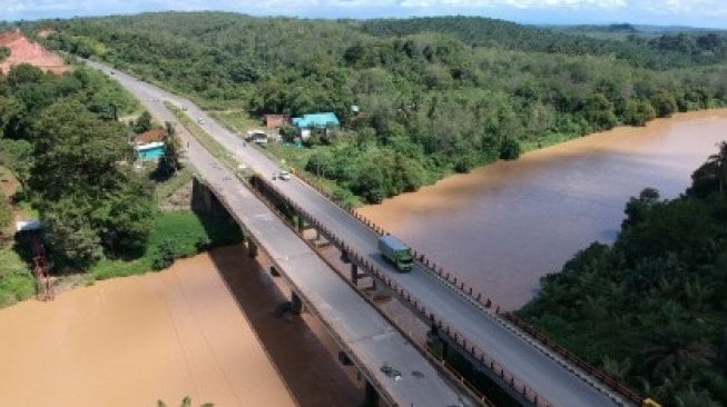 Foto udara Jalan Lintas Sumatera (Jalinsum) Jambi-Sumbar di Bungo, Jambi, Sabtu (18/5/2019). Jalur lintas barat yang menghubungkan Kabupaten Bungo, Jambi dengan Dharmasraya, Sumatera Barat tersebut merupakan jalur terpendek dari Jambi menuju Padang [ANTARA FOTO/Wahdi Septiawan/hp].