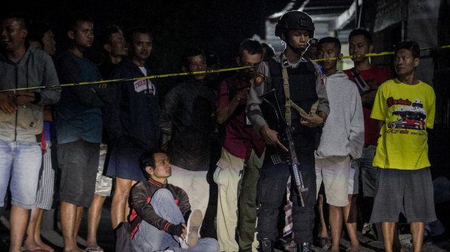 Penggeledahan rumah pelaku peledakan Pospam Kartasura di dusun Kranggan, Wirogunan, Kartasura, Sukoharjo, Jawa Tengah, Selasa (4/6) dini hari. [ANTARA FOTO/Mohammad Ayudha]