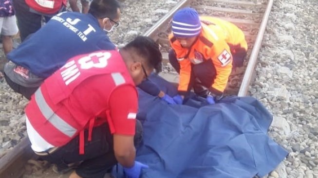 Sibuk Foto dan Bikin Video di Atas Rel, Siswa SMP Tewas Tersambar Kereta