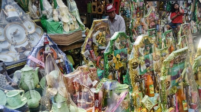 Penjual parsel di kawasan Cikini, Jakarta, Senin (4/5). [Suara.com/Muhaimin A Untung]