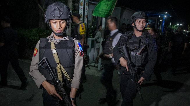 Penggeledahan rumah pelaku peledakan Pospam Kartasura di dusun Kranggan, Wirogunan, Kartasura, Sukoharjo, Jawa Tengah, Selasa (4/6) dini hari. [ANTARA FOTO/Mohammad Ayudha]