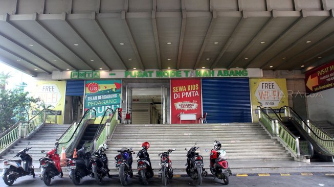 Suasana pertokoan di Pusat Grosir Metro Tanah Abang (PGMTA), Jakarta, Selasa (4/6). [Suara.com/Arief Hermawan P]