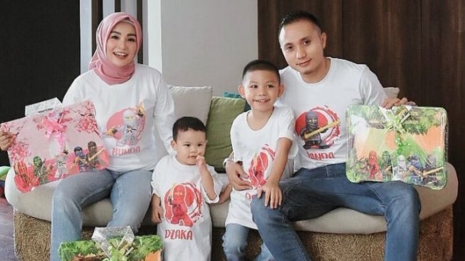 Soraya Larasati bersama suami dan dua anaknya. [Instagram]