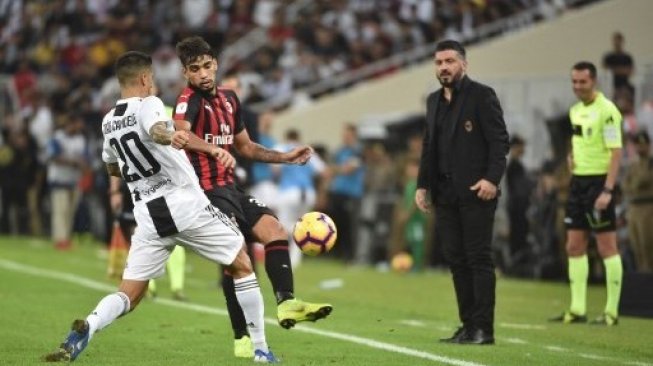 Gelandang AC Milan Lucas Paqueta berebut bola dengan bek Juventus Joao Cancelo (kiri) saat final Super Coppa Italia di Jedah. Fayez Nureldine / AFP