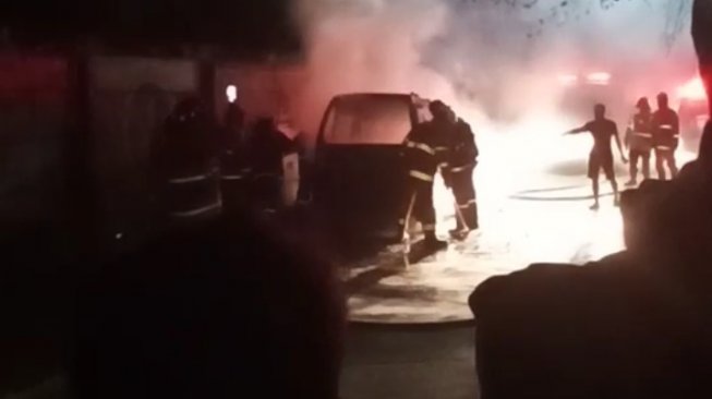 Cek Mesin Mobil Pakai Korek, Angkot Jurusan Citayam Depok Hangus Terbakar