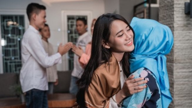 Tradisi bermaaf-maafan saat Lebaran atau Idul Fitri. [Shutterstock]