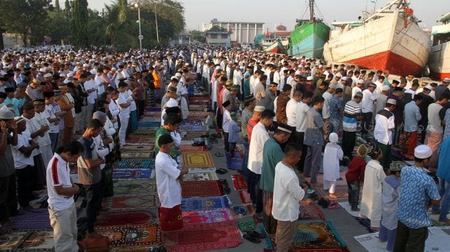 Umat muslim melaksanakan Sholat Idul Fitri di kawasan pelabuhan Sunda Kelapa, Rabu (5/6). [Suara.com/Arief Hermawan P]