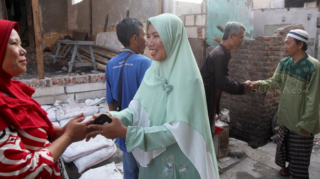 Warga Kampung Bandan beraktifitas di sekitar bangunan sisa kebakaran yang dijadikan pengungsian, Pademangan, Jakarta, Rabu (5/6). [Suara.com/Arief Hermawan P]