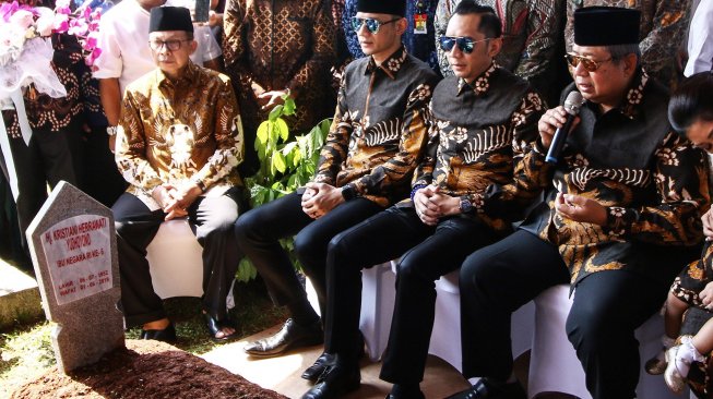 Presiden ke-6 RI Susilo Bambang Yudhoyono berziarah ke makam istrinya, Kristiani Herrawati atau Ani Yudhoyono di Taman Makam Pahlawan Kalibata, Jakarta, Rabu (5/6). [ANTARA FOTO/Rivan Awal Lingga]