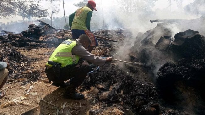 Ditinggal Silaturahmi Lebaran, Rumah dan Kandang Sapi Hangus Terbakar