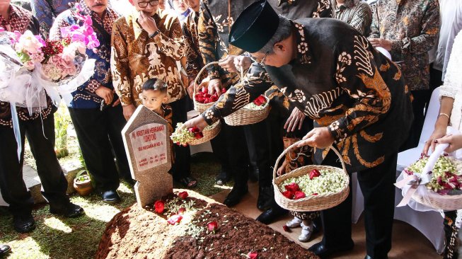 Presiden ke-6 RI Susilo Bambang Yudhoyono berziarah ke makam istrinya, Kristiani Herrawati atau Ani Yudhoyono di Taman Makam Pahlawan Kalibata, Jakarta, Rabu (5/6). [ANTARA FOTO/Rivan Awal Lingga]