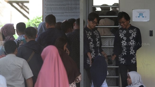 Sejumlah keluarga menjenguk tahanan KPK pada hari raya Idul Fitri 1440 H, di Rumah Tahanan Kelas 1 Jakarta Timur Cabang Rutan KPK, Jakarta, Rabu (5/6).[Suara.com/Arief Hermawan P]