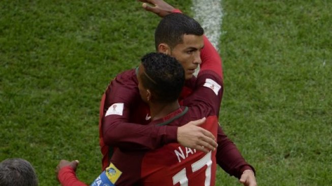 Cristiano Ronaldo saat digantikan Nani saat keduanya memperkuat timnas Portugal di Piala Konfederasi 2017 di Saint Petersburg. Olga MALTSEVA / AFP