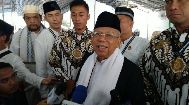 Cawapres nomor urut 01, Ma&#039;ruf Amin, usai salat Ied di Hari Raya Idul Fitri 1440 Hijriah. [Suara.com/Stephanus Aranditio].