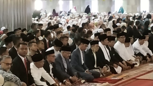 Presiden Joko Widodo salat idul fitri di Masjid Istiqlal. (Suara.com/Fakhri Fuadi Muflih) 