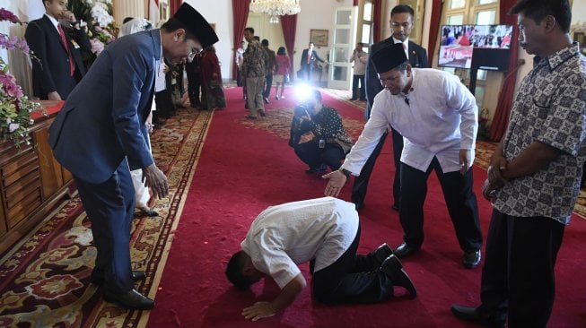 Presiden Joko Widodo halalbihalal dengan warga di Istana Negara, Jakarta, Rabu (5/6). [ANTARA FOTO/Puspa Perwitasari]