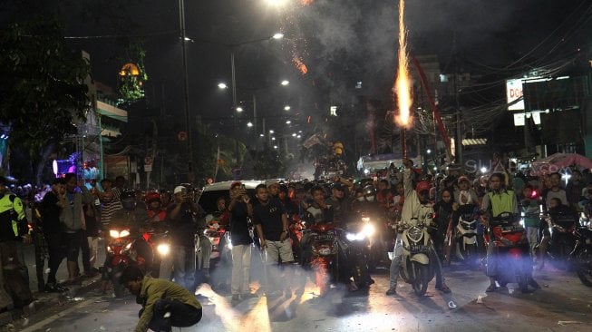 Warga melakukan pawai keliling di kawasan Tanah Abang, Jakarta, Rabu (5/6). [Suara.com/Arief Hermawan P]