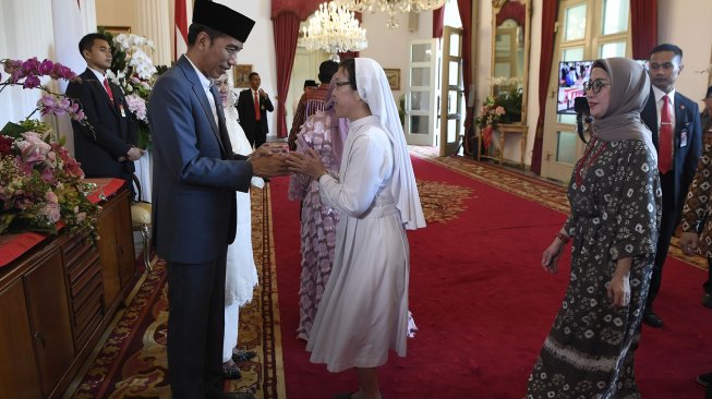 Presiden Joko Widodo halalbihalal dengan warga di Istana Negara, Jakarta, Rabu (5/6). [ANTARA FOTO/Puspa Perwitasari]