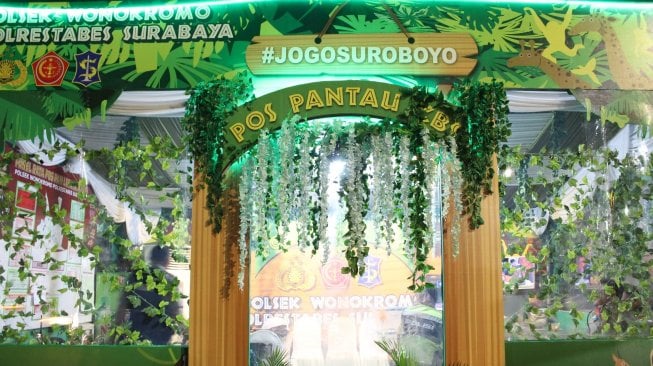 Pos Pam di depan Kebun Binatang Surabaya. (Suara.com/Dimas Angga Perkasa)