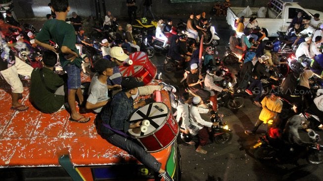 Warga melakukan pawai keliling di kawasan Tanah Abang, Jakarta, Rabu (5/6). [Suara.com/Arief Hermawan P]