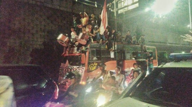 Anies Akan Hukum Supir yang Izinkan Warga Naik Atap Bus saat Malam Takbiran