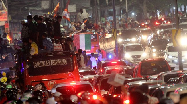 Warga melakukan pawai keliling di kawasan Tanah Abang, Jakarta, Rabu (5/6). [Suara.com/Arief Hermawan P]